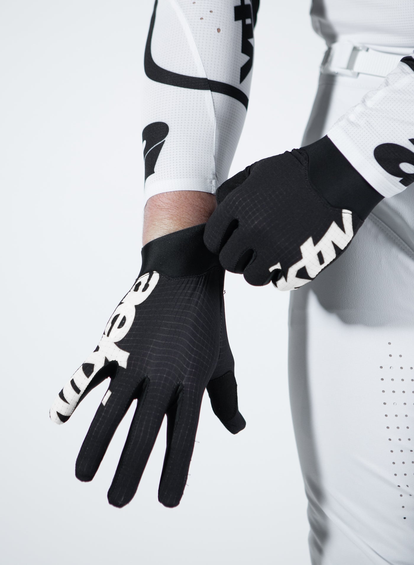 NOVA Black / White Gloves