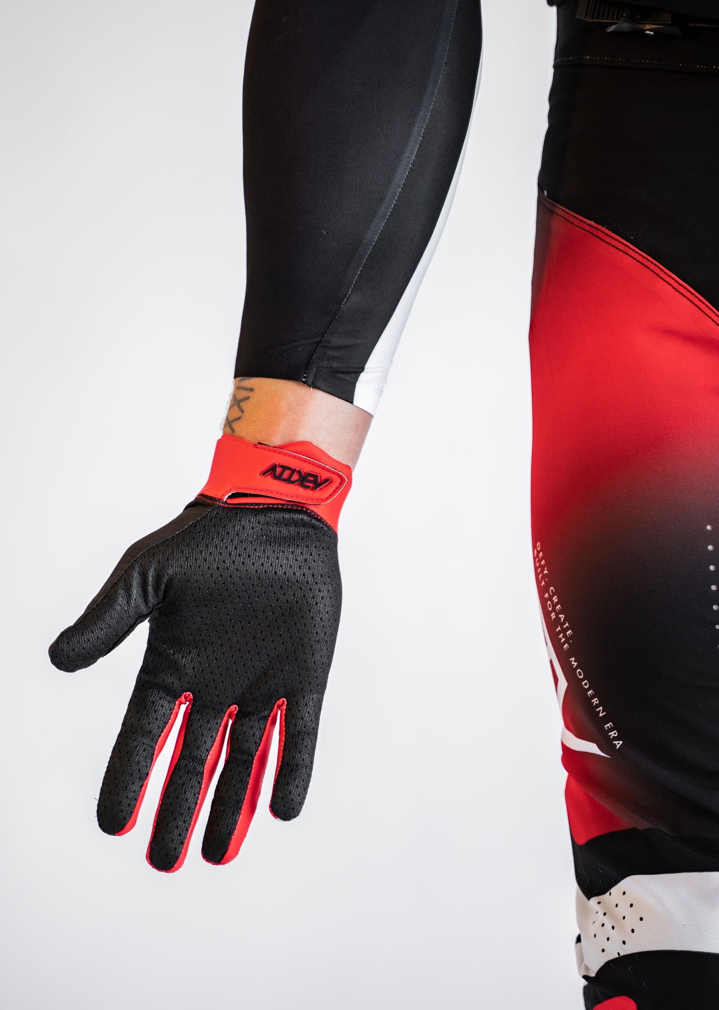 VAPR Jet Black / Red Gloves