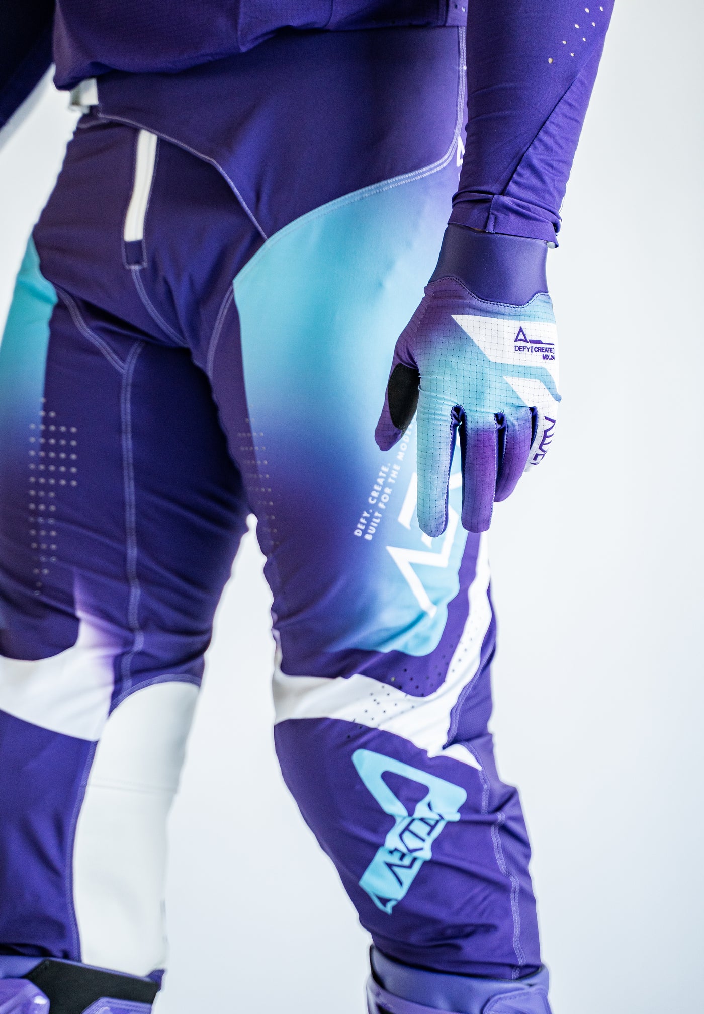 Indigo / Cyan
