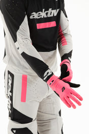 2025.1 Sandstone Pink Glove