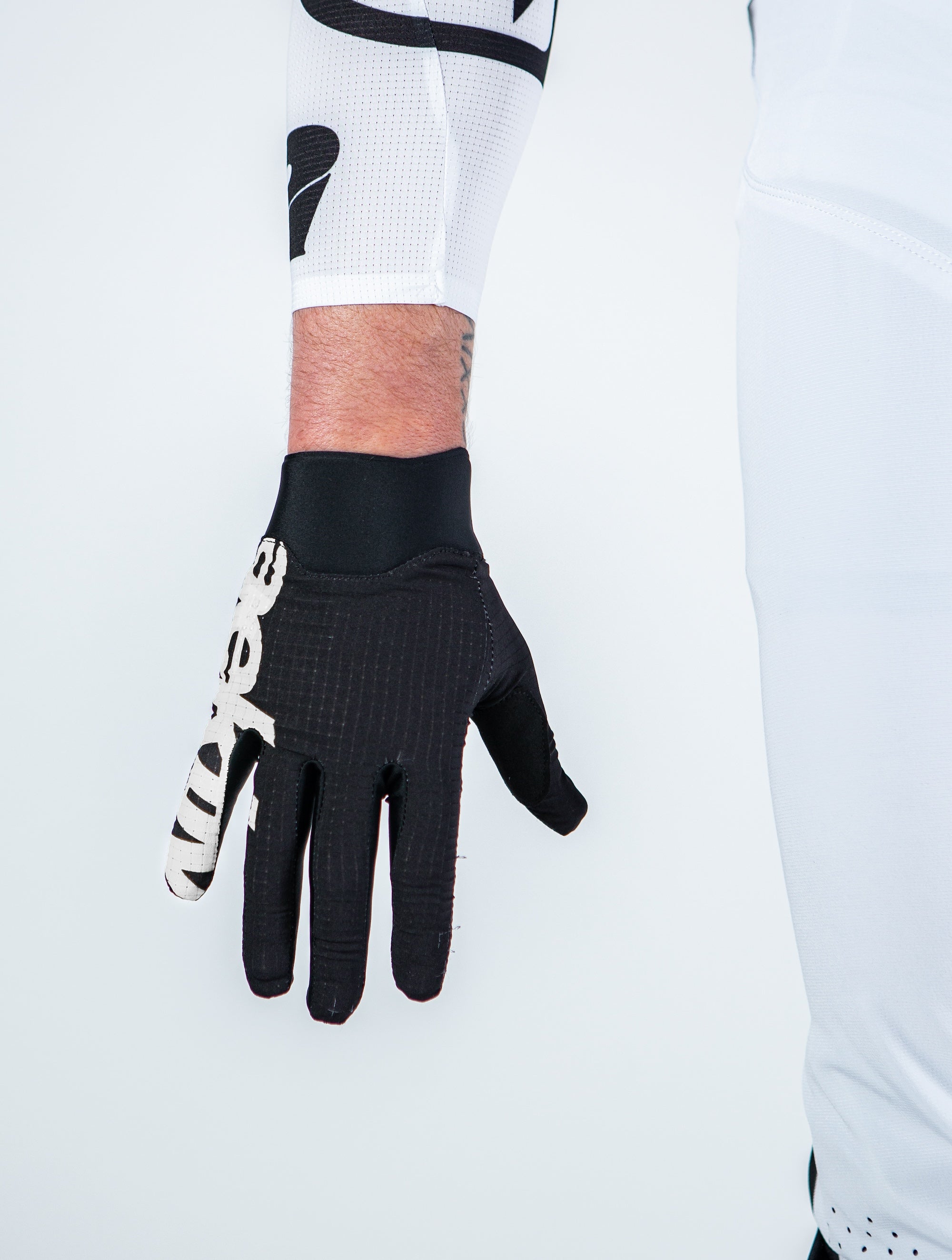 NOVA Black / White Gloves