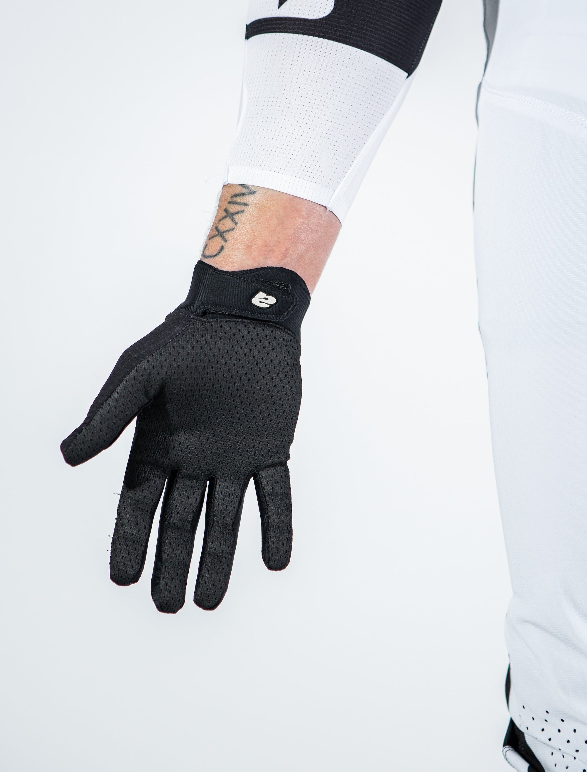 NOVA Black / White Gloves