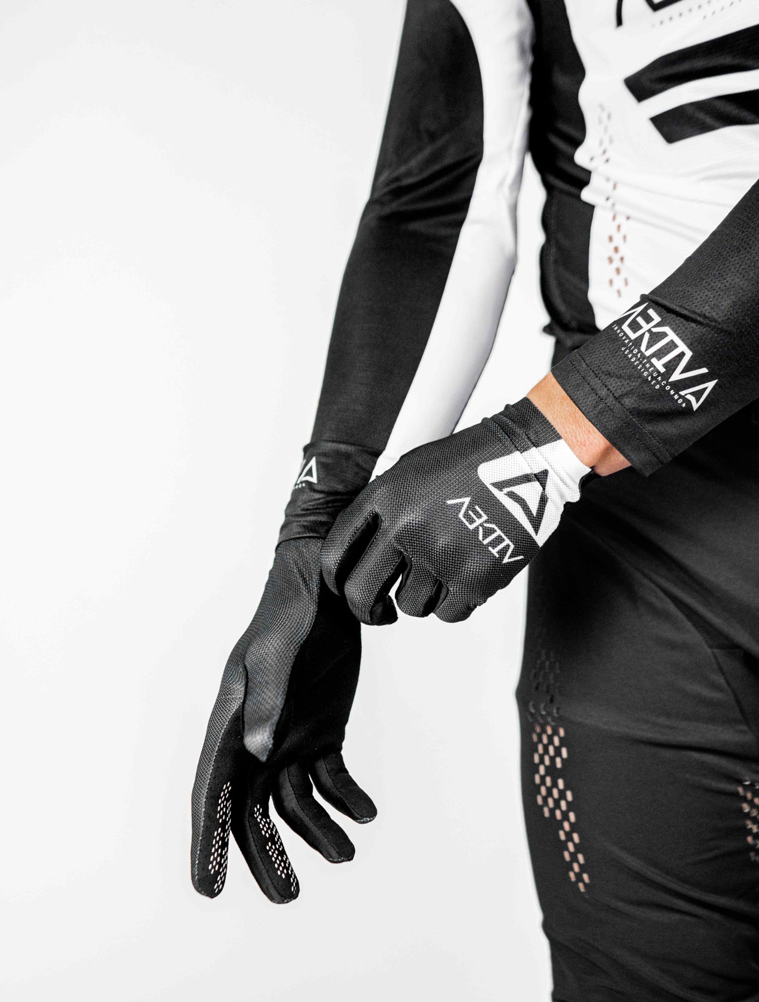 Aurora Electric Black Gloves